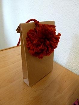 Cómo hacer bolsas y moños de papel para regalos