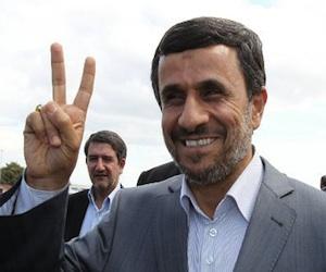 Ahmadinejad comparte posiciones con Fidel y Raúl Castro Ahmadinejad comparte posiciones con Fidel y Raúl Castro