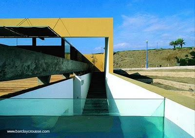 Perspectiva de un sector de la casa vacacional junto al mar Casa de playa con piscina volada