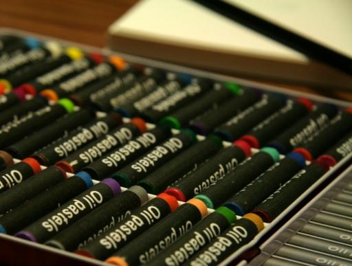 Probando estos “oil pastels”....ojs, qué cosita más mala. NoS VeMoS eN La CaLLe