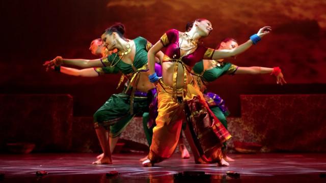 2222 Bollywood en Valladolid, sonrisas en el escenario