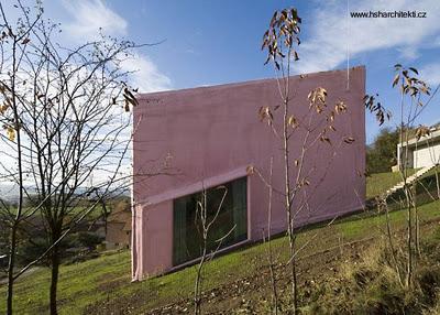 Moderna casa de diseño con sistema de cine. Moderna casa de diseño con sistema de cine.