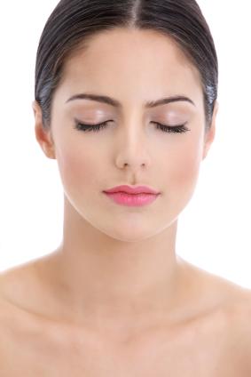 ojos cerrados ¿Para qué sirve el spray Fix de MAC?