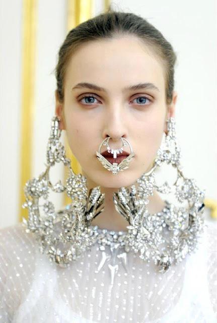 Givenchy couture spring 2012*Joyas XXL Givenchy couture spring 2012*Joyas XXL