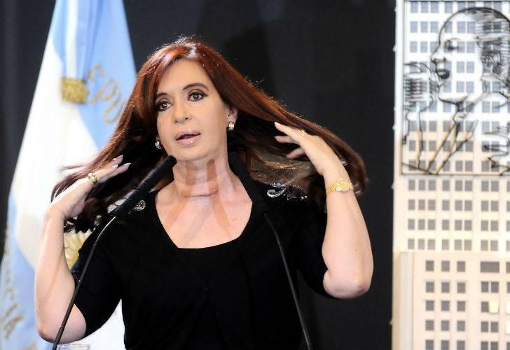 CFK: cirugía plástica y operación de tiroides. CFK: cirugía plástica y operación de tiroides.