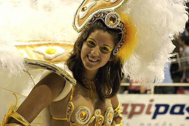 Chica sonriente Carnaval 2012 en Sudamérica: Río de Janeiro, Barranquilla y Gualeguaychú