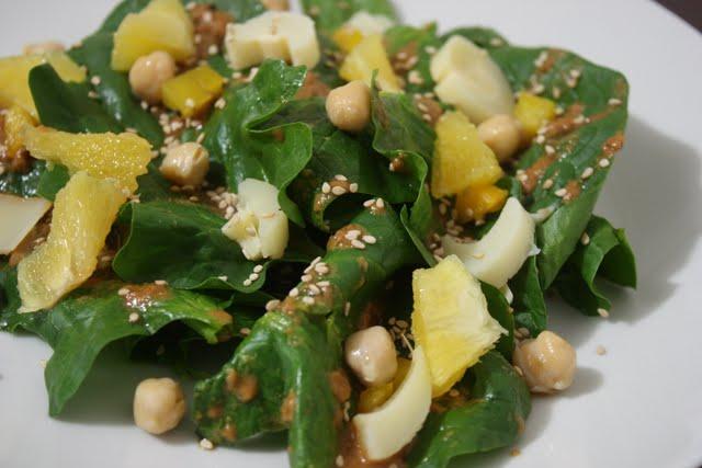 Ensalada espinacas y aderezo de cacahuate Ensalada de espinacas y aderezo de cacahuate