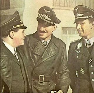 El Führer concede a Adolf Galland los Brillantes para su Cruz de Caballero - 28/01/1942. El Führer concede a Adolf Galland los Brillantes para su Cruz de Caballero - 28/01/1942.