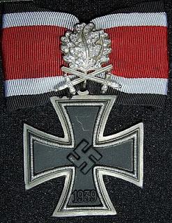 El Führer concede a Adolf Galland los Brillantes para su Cruz de Caballero - 28/01/1942. El Führer concede a Adolf Galland los Brillantes para su Cruz de Caballero - 28/01/1942.