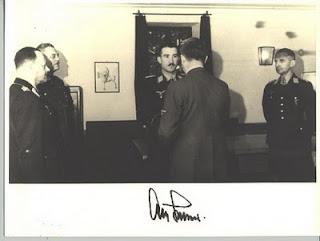El Führer concede a Adolf Galland los Brillantes para su Cruz de Caballero - 28/01/1942. El Führer concede a Adolf Galland los Brillantes para su Cruz de Caballero - 28/01/1942.
