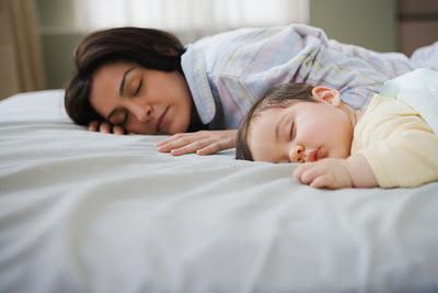 Humor de colecho: Posiciones para dormir con tu bebé