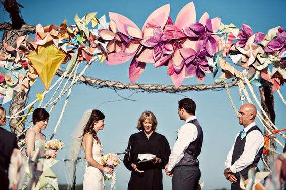 Arco para boda de flores de papel, molinillos de viento y...