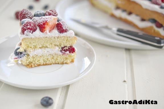 Berry sponge cake