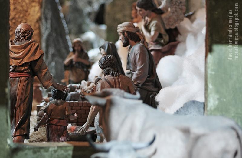 Vista inédita del Nacimiento expuesto en el Ayuntamiento de Madrid, 2011, a través de la ventana del establo A través de la ventana del establo