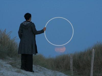 Lavender juega con la luna. Lavender juega con la luna.