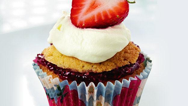 Cupcakes con crema y frutilla Sue McMahon: Strawberry and cream cupcakes
