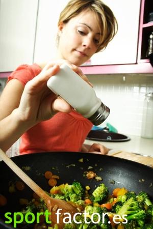 cuidado con este gesto Los peligros de la sal y alternativas para una dieta saludable