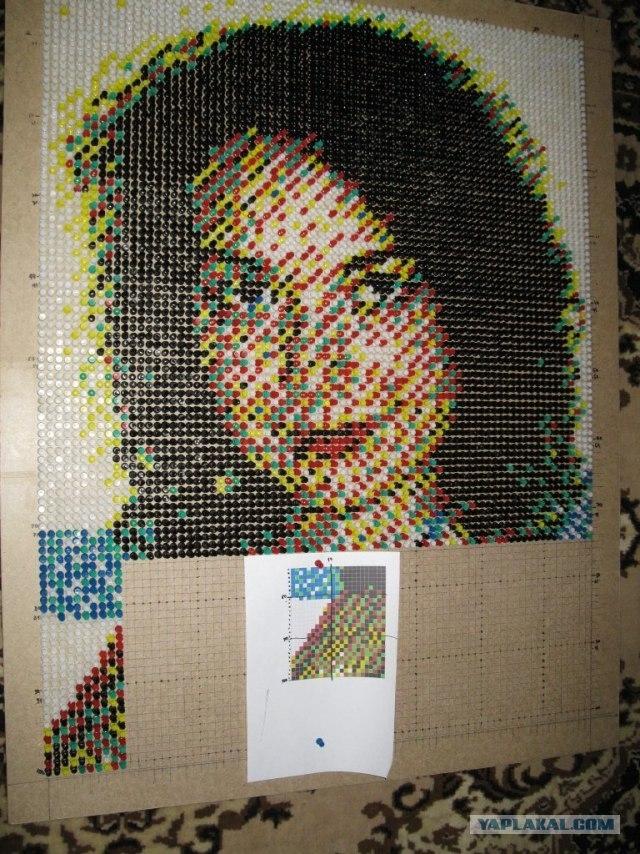 drawingpin004-63 Un retrato de su novia hecho con 7.700 chinchetas de colores