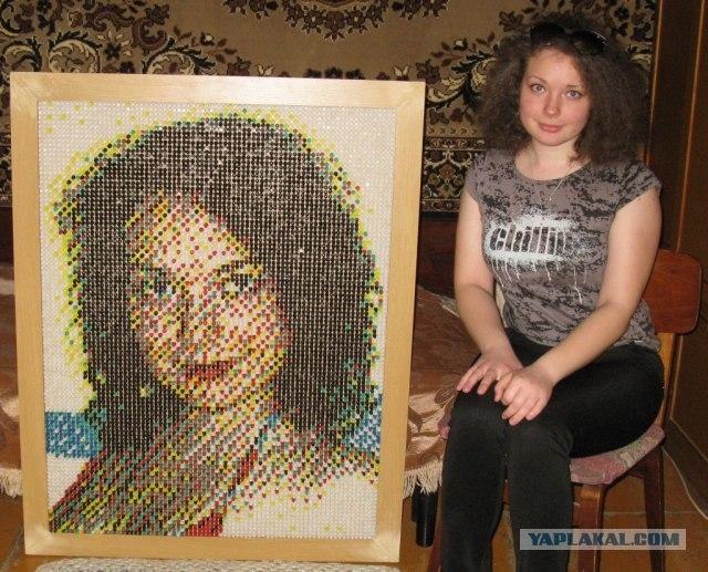 drawingpin004-84 Un retrato de su novia hecho con 7.700 chinchetas de colores