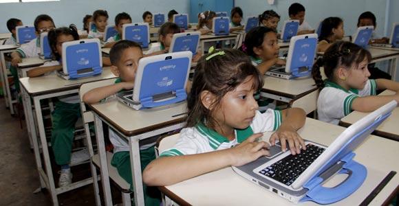 Canaima, computadores que llegaron al corazón de los niños Niños de la Unidad Educativa de la Frontera, tienen en los computadores Canaima una herramienta que les facilita el proceso de aprendizaje y los familiariza con las nuevas tecnologías. (Foto Luis Alfredo Estévez / La Opinión)