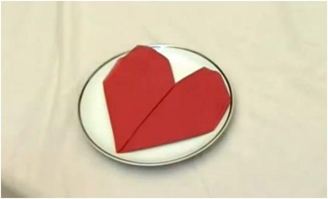 ¿Tienes una servilleta roja? Haz un corazón para San Valentín. como doblar una servilleta con forma de corazon