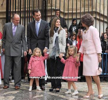El estilo de Dña Letizia y las Infantas Leonor e Irene, en la misa de Pascua en Palma. Spanish Royal Family attends Easter Mass in Mallorca