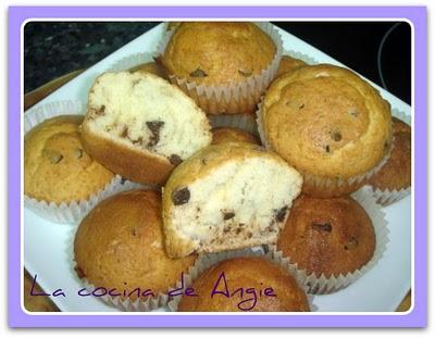 MUFFINS CON PEPITAS DE CHOCOLATE MUFFINS CON PEPITAS DE CHOCOLATE