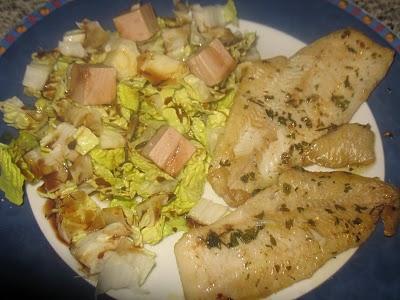 Filete de merluza al ajoperejil con ensalada al pedro jimenez Filete de merluza al ajoperejil con ensalada al pedro jimenez