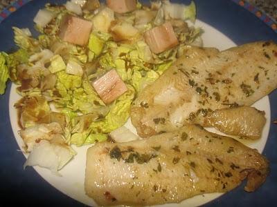 Filete de merluza al ajoperejil con ensalada al pedro jimenez Filete de merluza al ajoperejil con ensalada al pedro jimenez