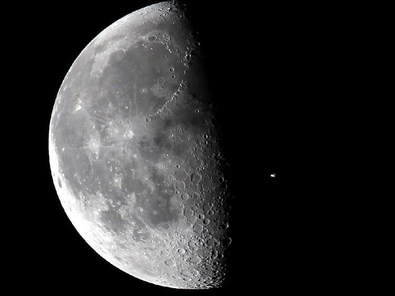 Imagen de la Estación Espacial Internacional pasando frente a la Luna
