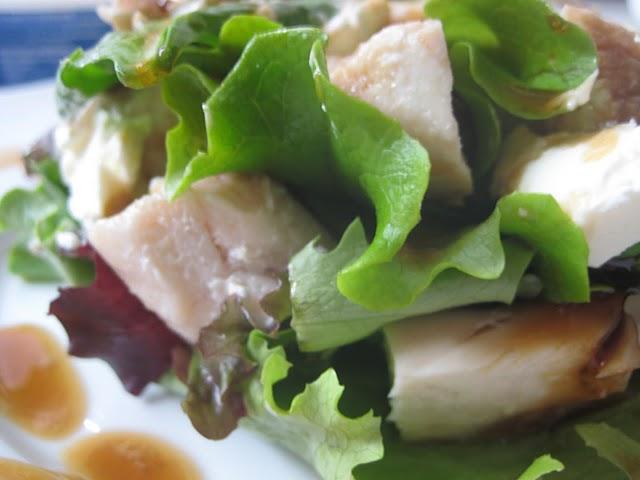 Ensalada de pollo y crema de queso con reducción de Pedro Ximenez