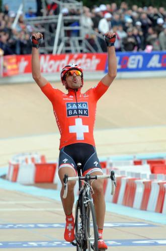 Y el nuevo ganador de la París-Roubaix es... ¡Cancellara!