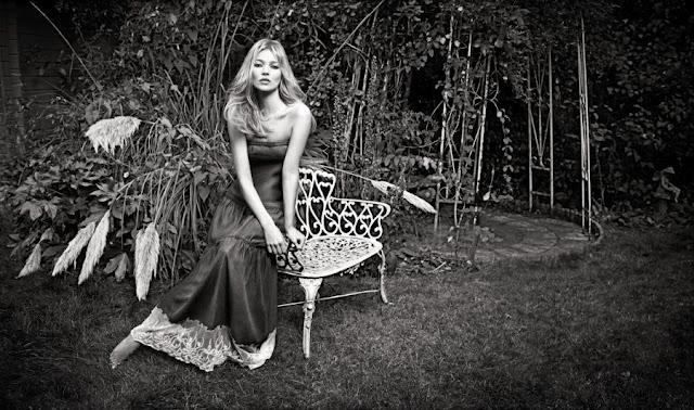 Kate Moss otra vez en topless para Liu Jo, primavera de 2012