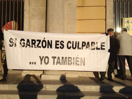 Comunicado leído ayer en la puerta de la Audiencia de Cadiz en apoyo a Garzón