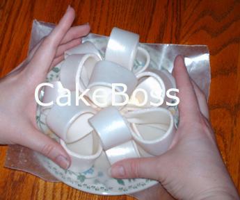Paso a paso: Lazos con fondant presionando con ambas manos