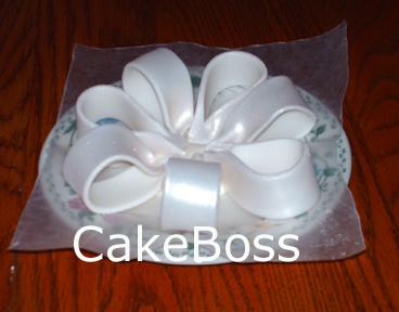 Paso a paso: Lazos con fondant Vista lateral de los arcos dispuestos