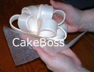 Paso a paso: Lazos con fondant diapositiva mano por debajo de papel de cera