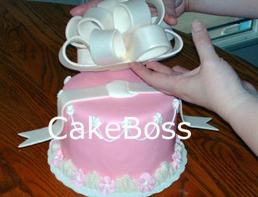 Paso a paso: Lazos con fondant la colocación de arco en la torta
