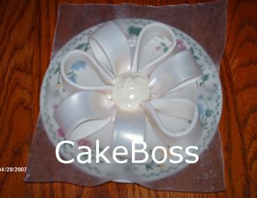 Paso a paso: Lazos con fondant otra gota de pegamento añadido