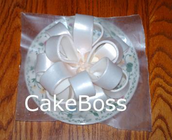 Paso a paso: Lazos con fondant mostrando capa segundo de los bucles