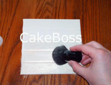 Paso a paso: Lazos con fondant cepillar el polvo