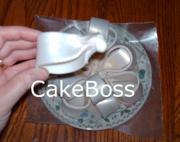 Paso a paso: Lazos con fondant pegamento en el punto