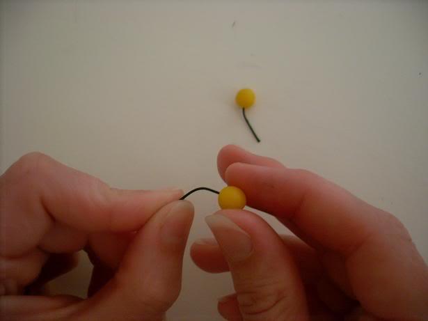 Modelado en fondant: Abeja Anne Geddes http://i65.photobucket.com/albums/h229/astrawes/20Voelsprietjes2.jpg