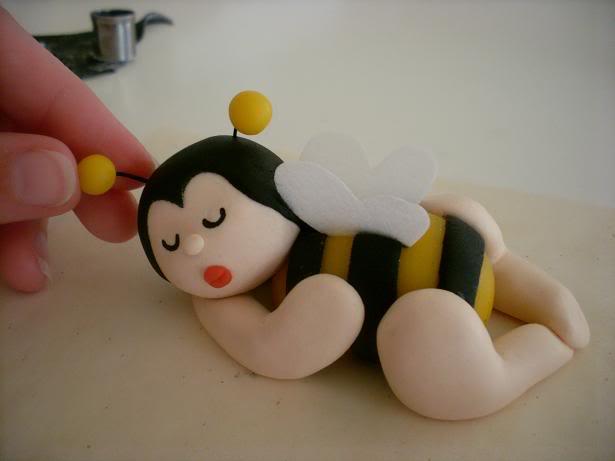 Modelado en fondant: Abeja Anne Geddes http://i65.photobucket.com/albums/h229/astrawes/21Voelsprietjes3.jpg