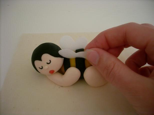 Modelado en fondant: Abeja Anne Geddes http://i65.photobucket.com/albums/h229/astrawes/18Vleugeltjes3.jpg