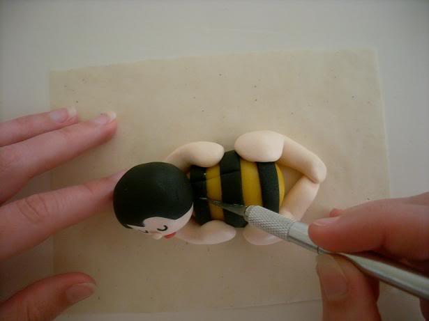 Modelado en fondant: Abeja Anne Geddes http://i65.photobucket.com/albums/h229/astrawes/16Vleugeltjes.jpg