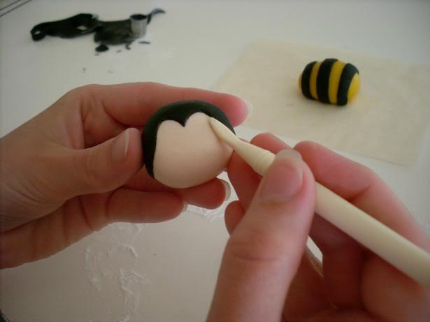 Modelado en fondant: Abeja Anne Geddes http://i65.photobucket.com/albums/h229/astrawes/10Gezichtje6.jpg