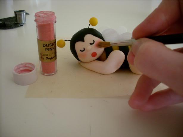 Modelado en fondant: Abeja Anne Geddes http://i65.photobucket.com/albums/h229/astrawes/22Afwerking.jpg