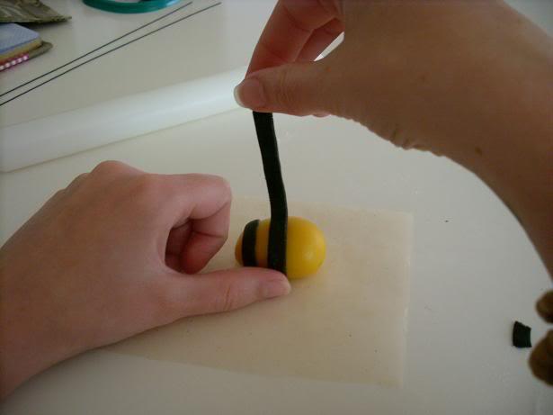 Modelado en fondant: Abeja Anne Geddes http://i65.photobucket.com/albums/h229/astrawes/4Lijfje3.jpg