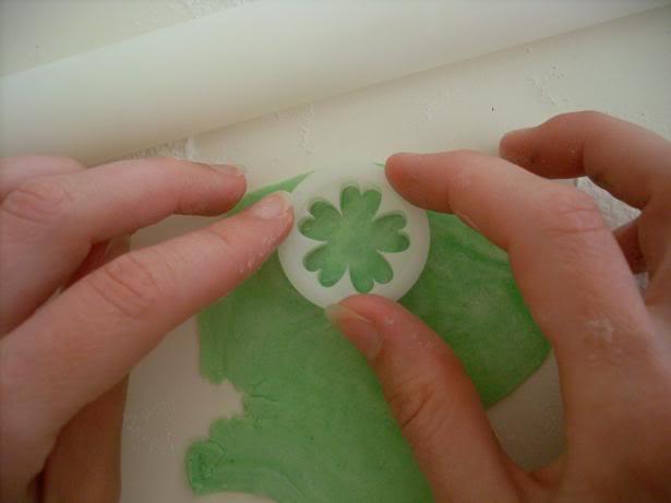 Modelado en fondant: Abeja Anne Geddes http://i65.photobucket.com/albums/h229/astrawes/23Afwerking2.jpg